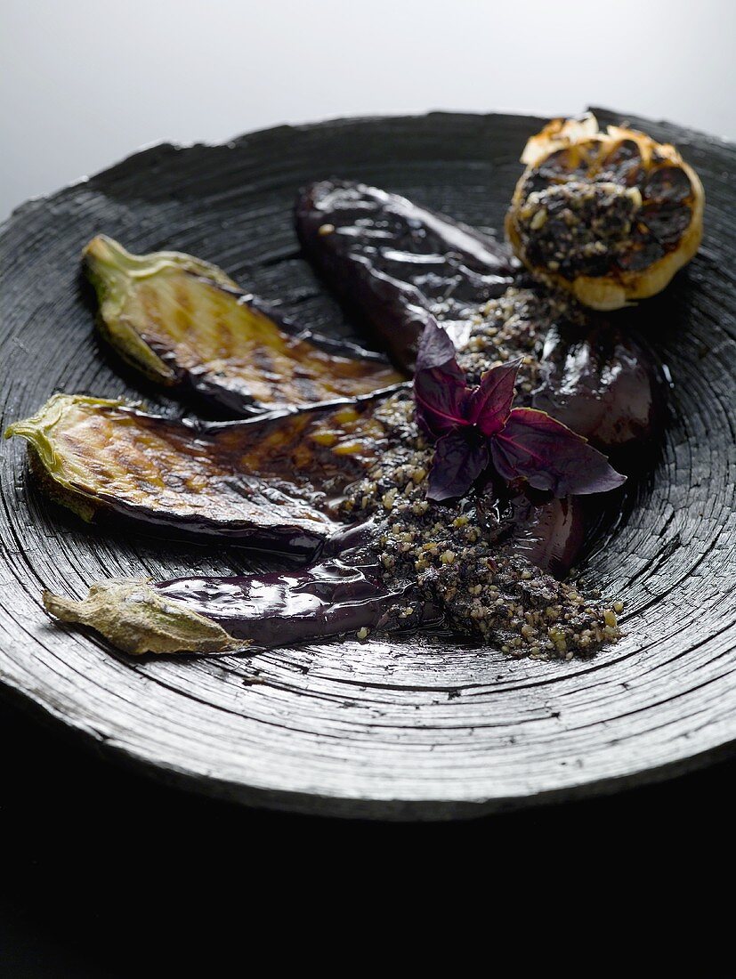 Gegrillte Auberginen und Knoblauchknolle mit Pesto