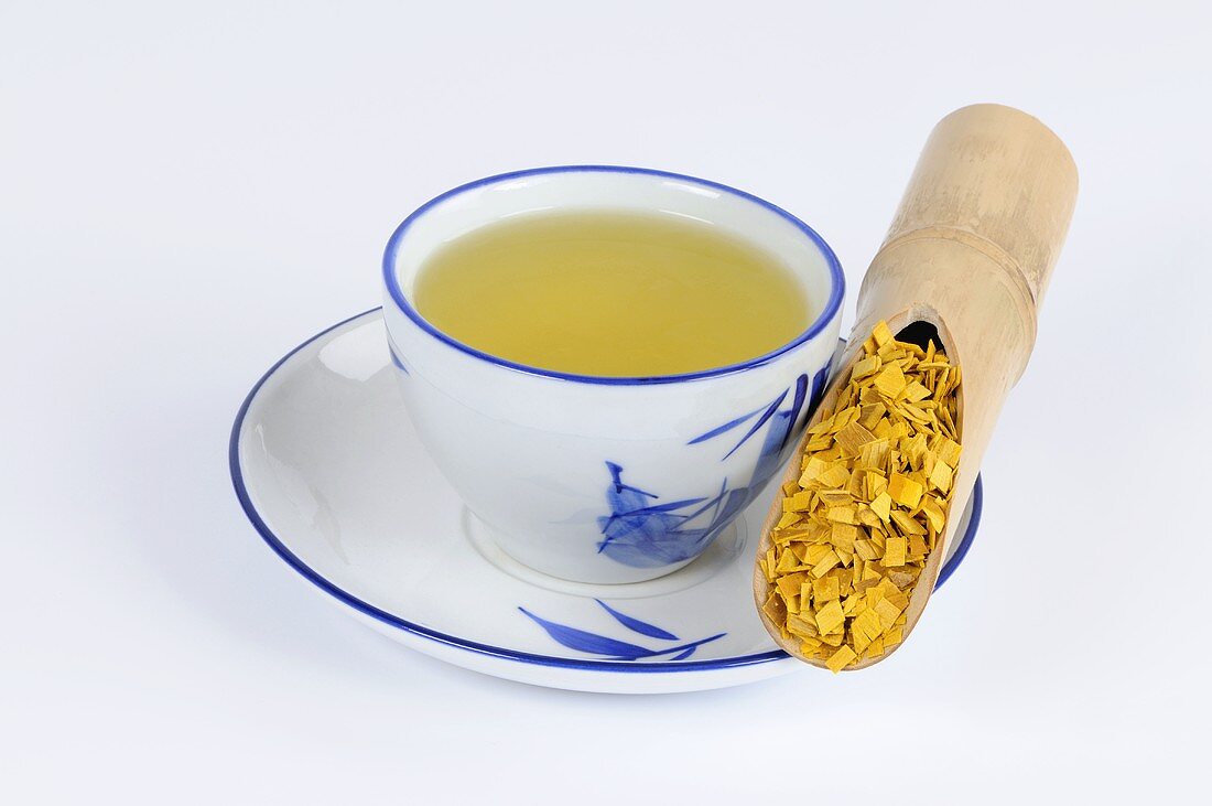 Korkbaumrinde mit einer Tasse Tee