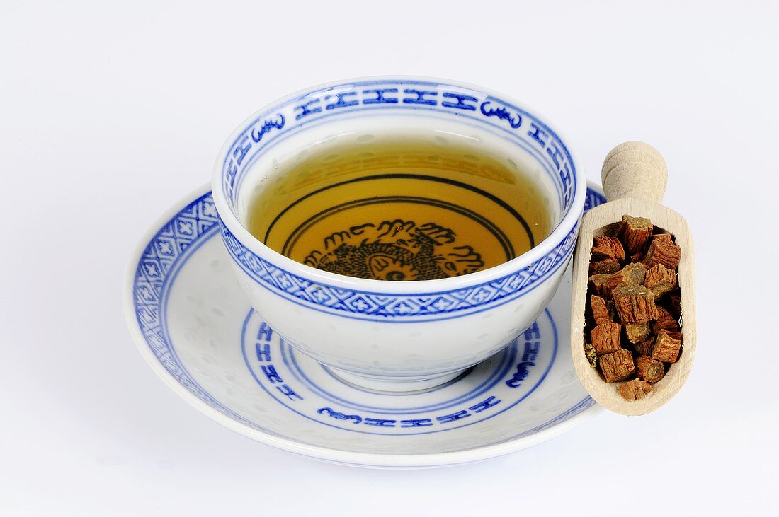 Getrocknete Dang Shen-Wurzel auf Holzschaufel mit Tee