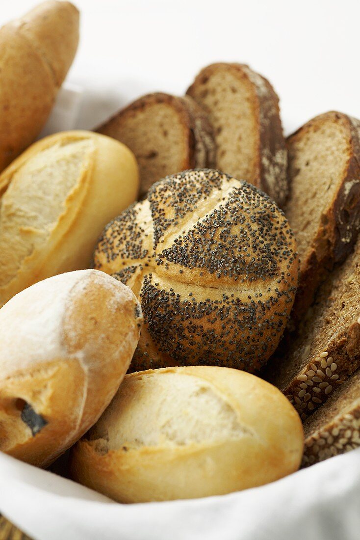 Verschiedene Brötchen in einem Korb