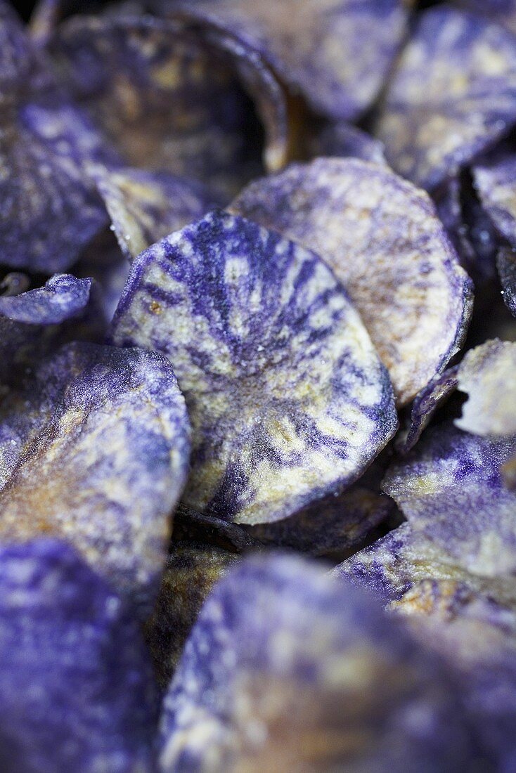 Violette Kartoffelchips, bildfüllend