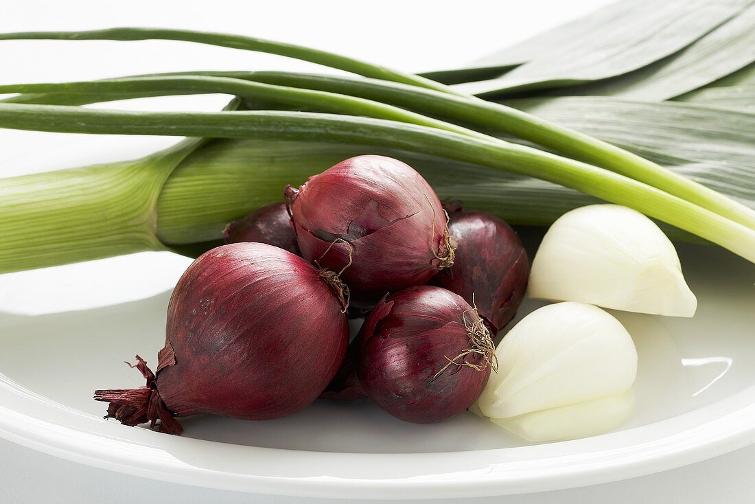 Red and white onions, leek and spring onions