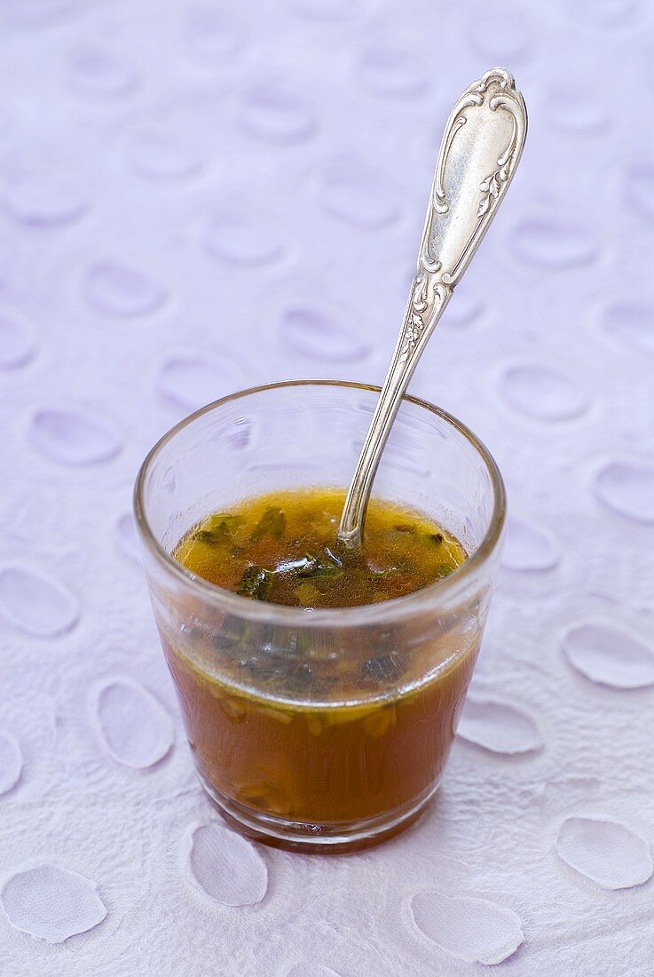 Kräuter-Honig-Marinade in einem Glas mit Löffel
