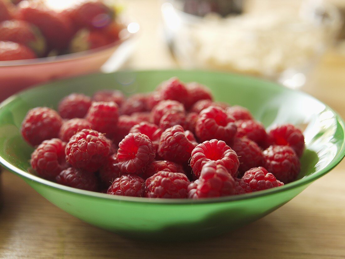 Glasschale mit frischen Himbeeren