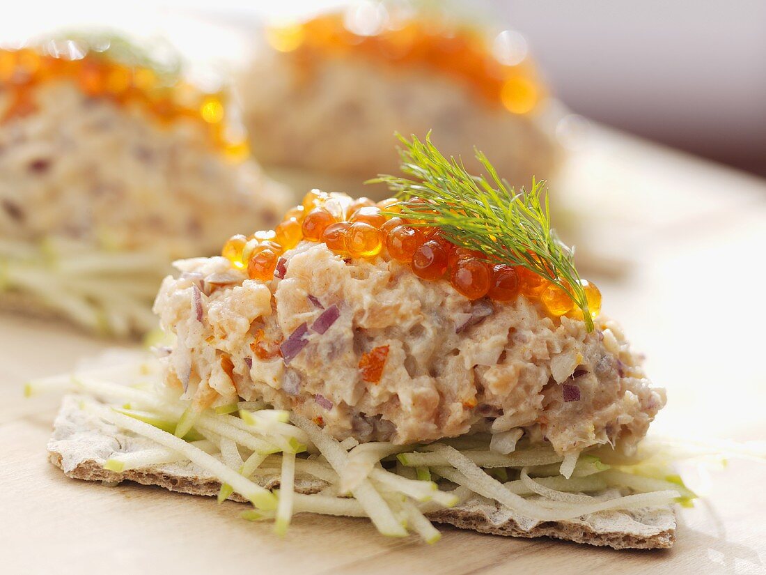 Fischtatar mit Lachskaviar auf Apfel und Knäckebrot