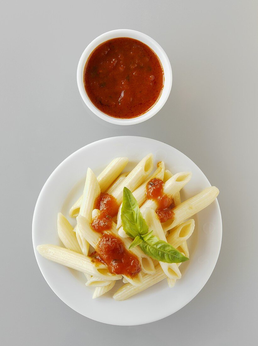 Penne Rigate mit Tomatensauce und Basilikum