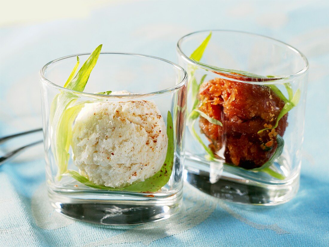 Tomaten- und Ziegenfrischkäsesorbet in Gläsern