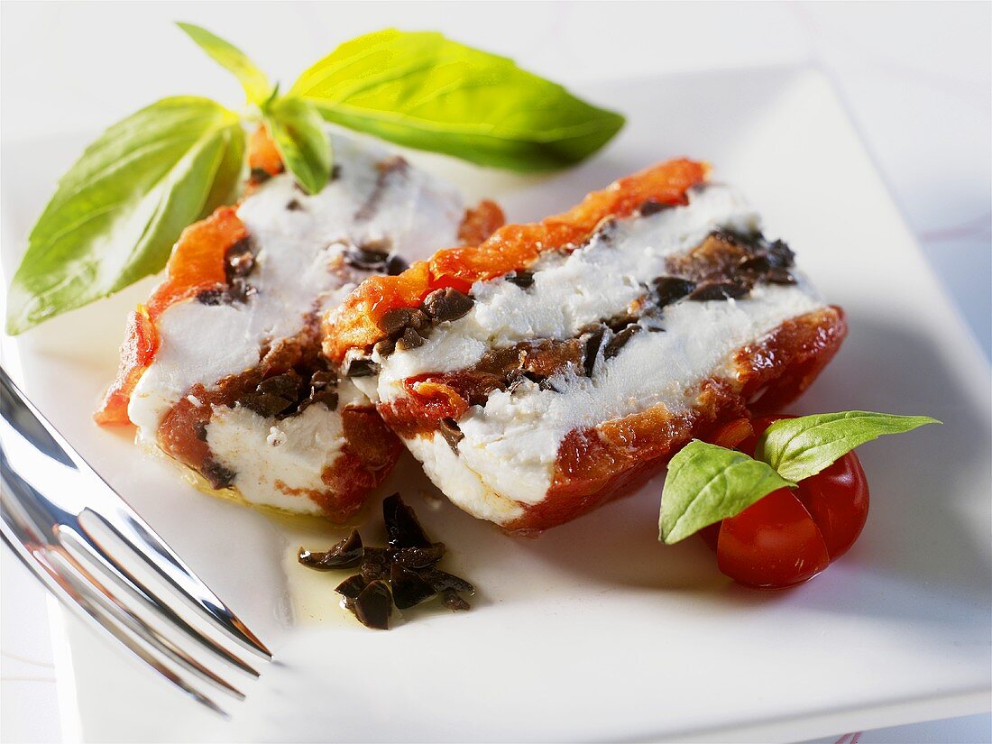 Frischkäse-Terrine mit getrockneten Tomaten und Oliven