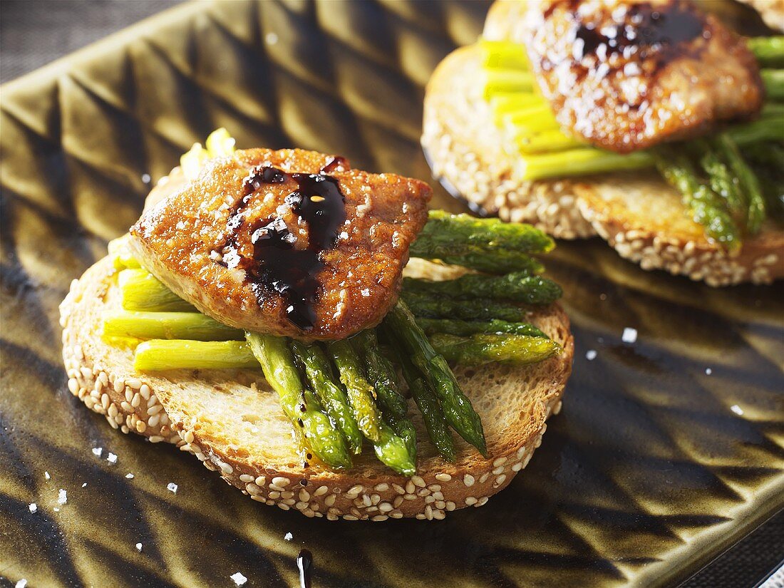 Green asparagus & fried goose liver on toasted sesame bread