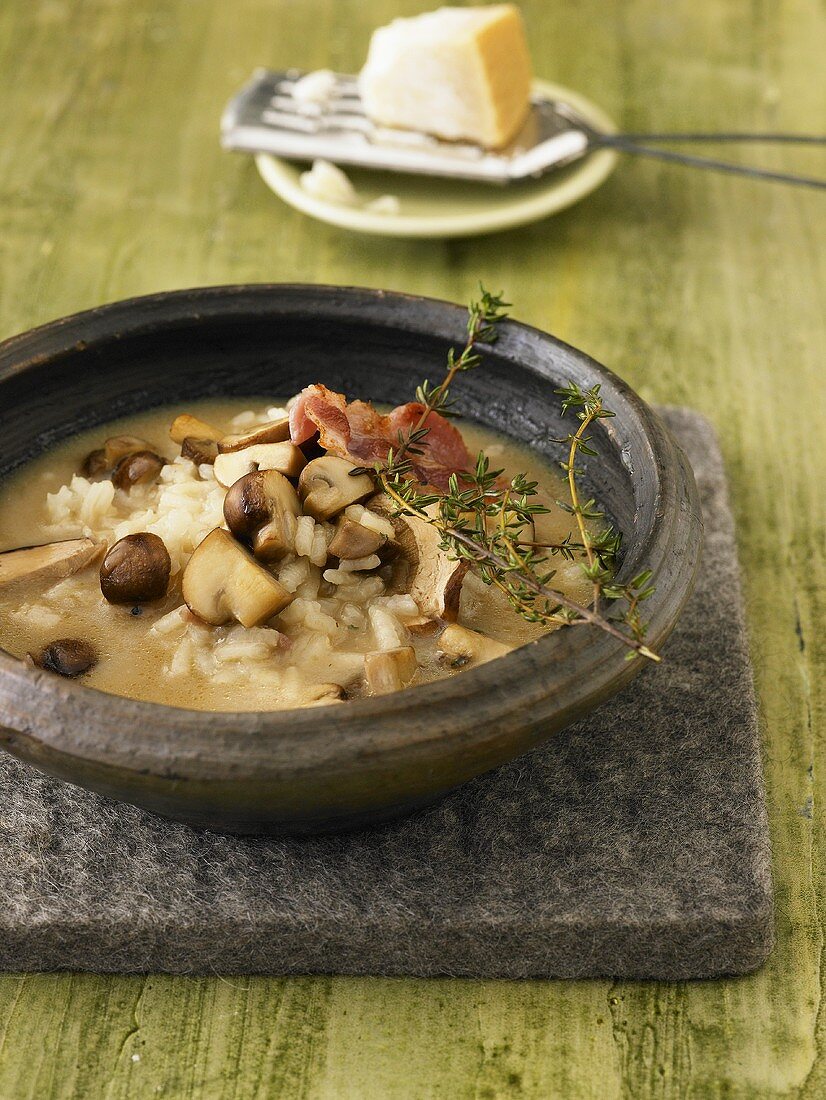 Pilzsuppe mit Reis, Speck und Parmesan