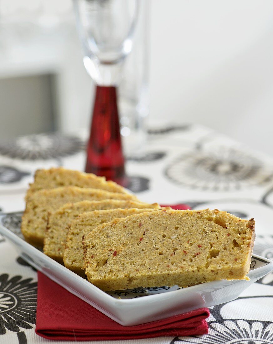 Maisbrot mit Pekannüssen, Chili und Cheddar in Scheiben