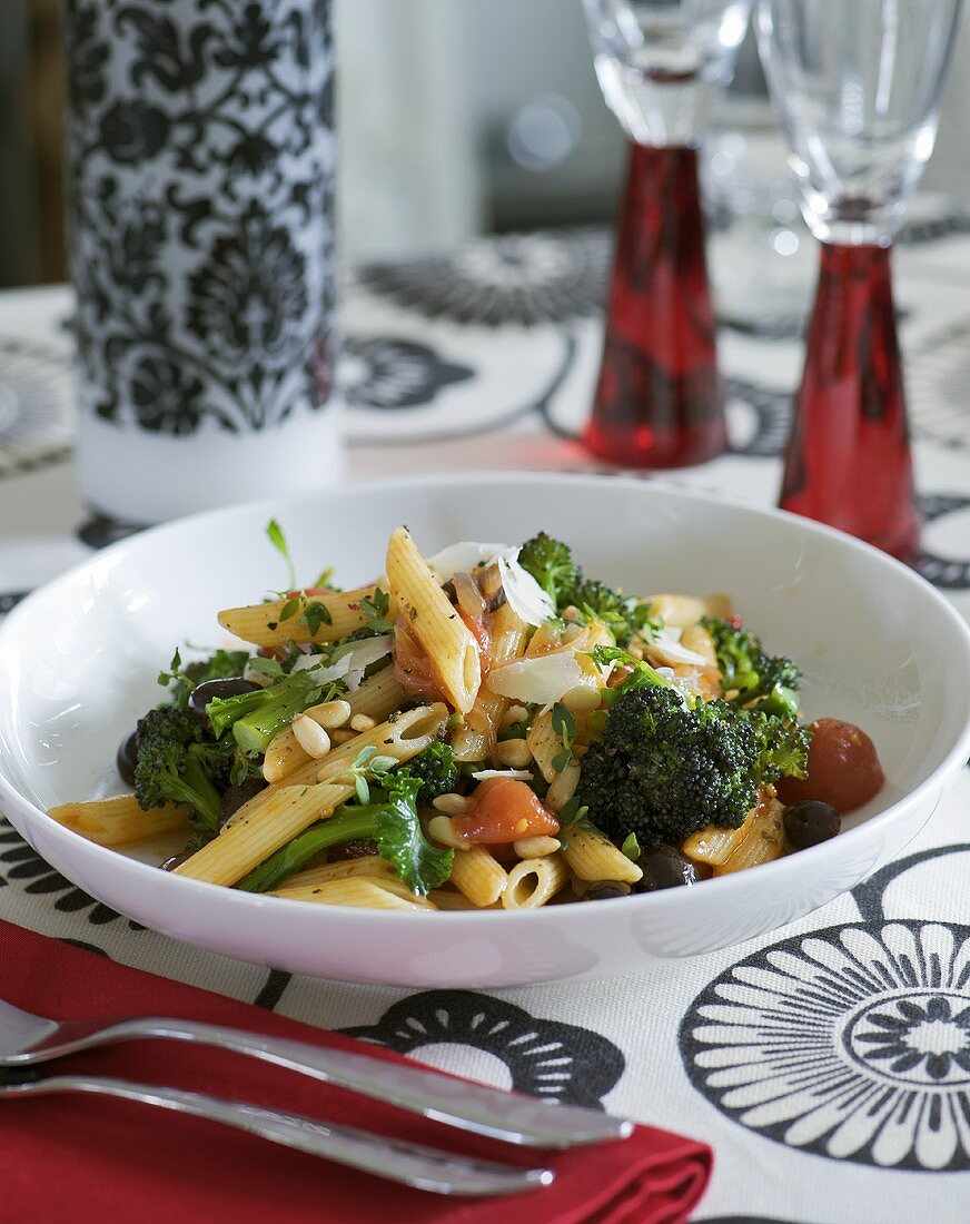 Penne mit violettem Brokkoli, Sultaninen, Pinienkernen