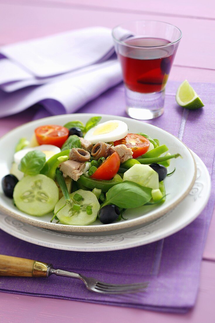 Nizza-Salat mit Thunfisch, Anchovis, Basilikum, grünen Bohnen