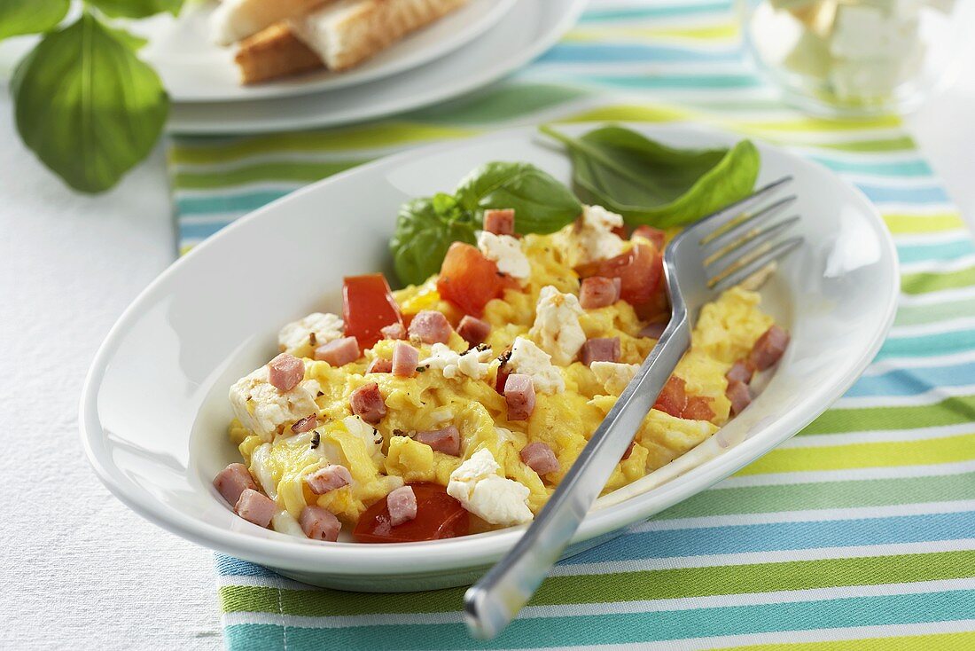 Rührei mit Schinken, Tomaten, Feta und Basilikum