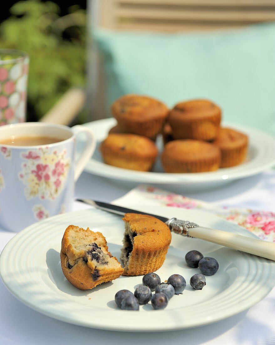 Blaubeer-Muffin mit Tee zum Frühstück
