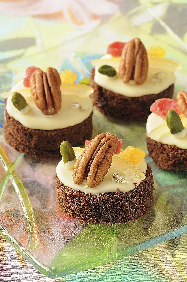 Vier Mini-Schokokuchen mit Nüssen und getrockneten Früchten