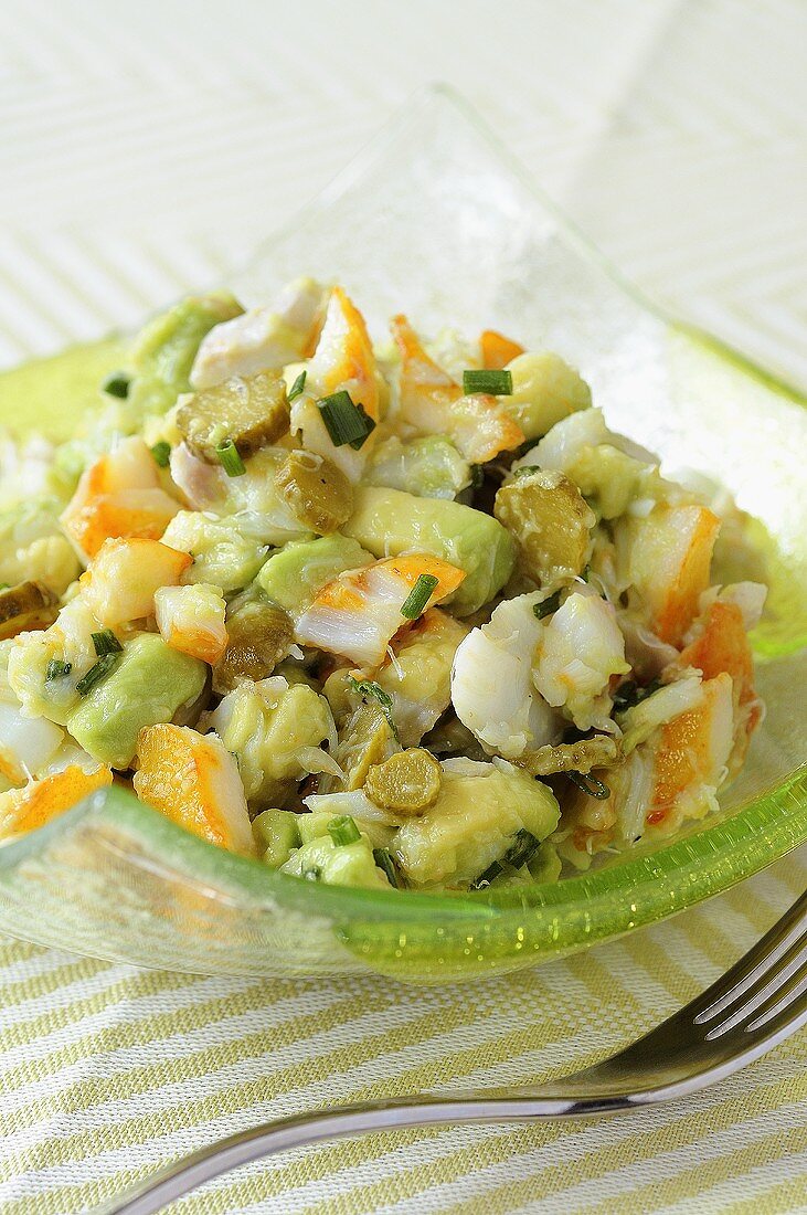 Schellfisch-Salat mit Avocado und Cornichons