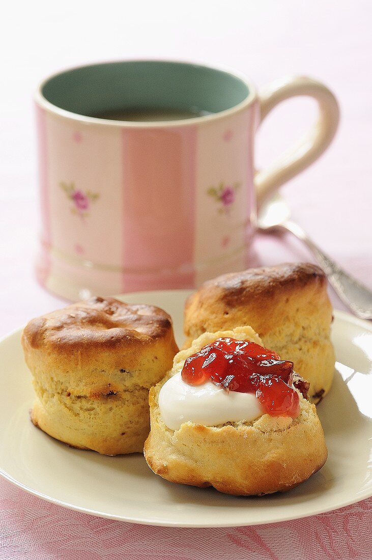 Scones mit Clotted Cream, Konfitüre und Tee