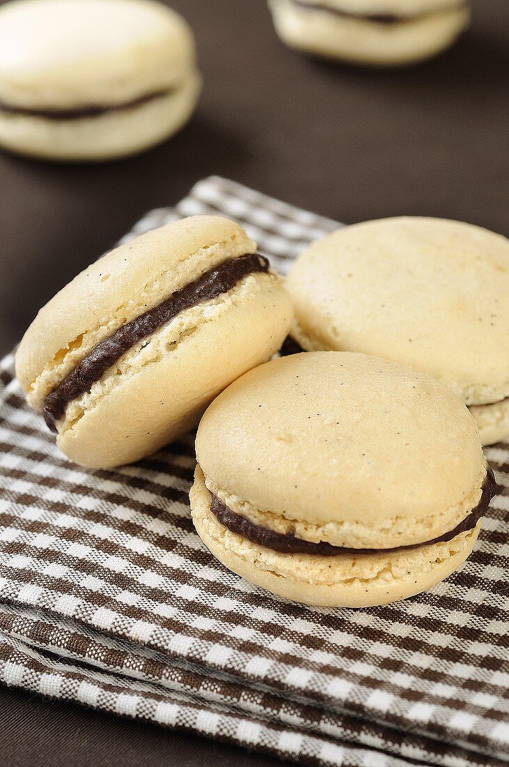 Vanille-Macarons mit Schokofüllung