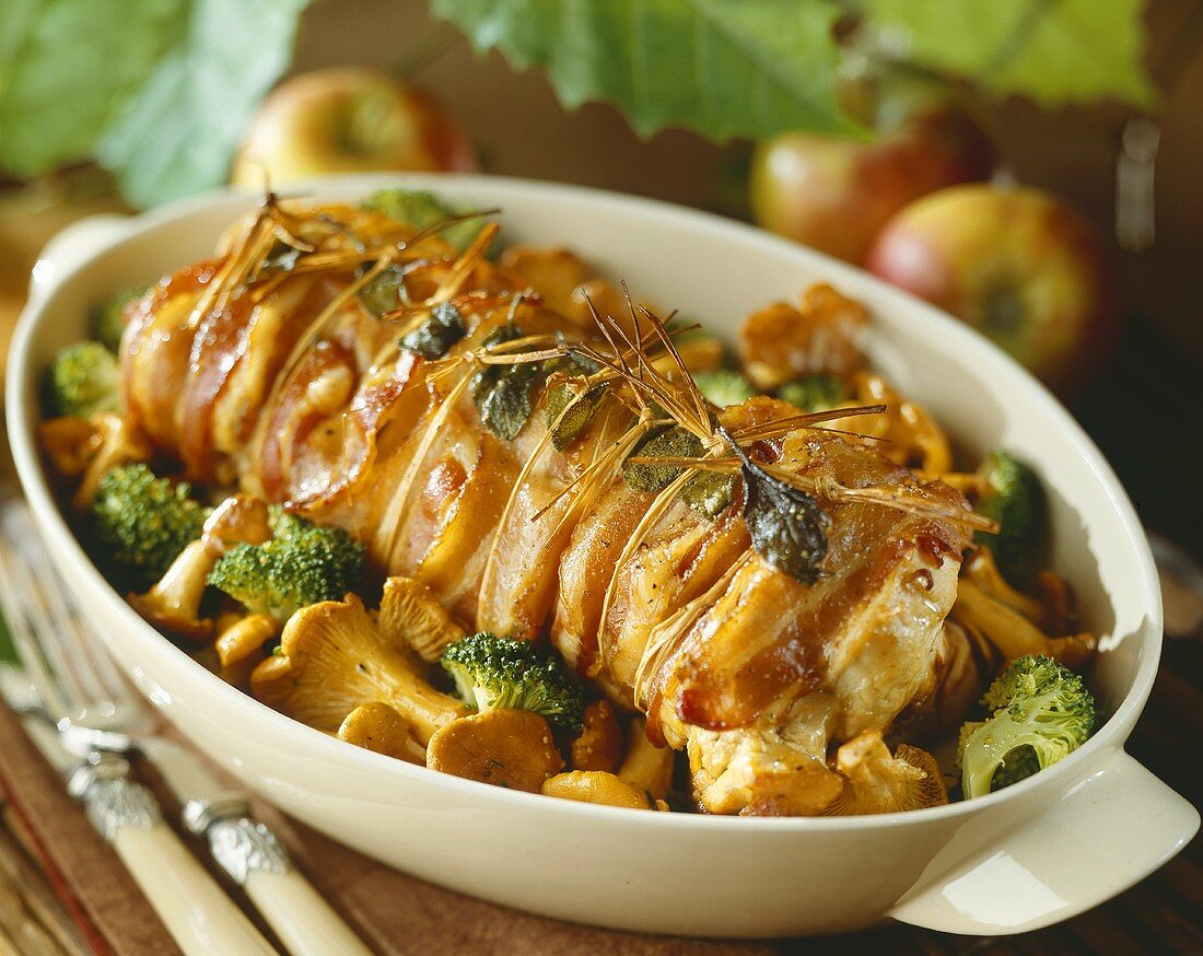 Bacon-wrapped veal fillet with chanterelles and broccoli