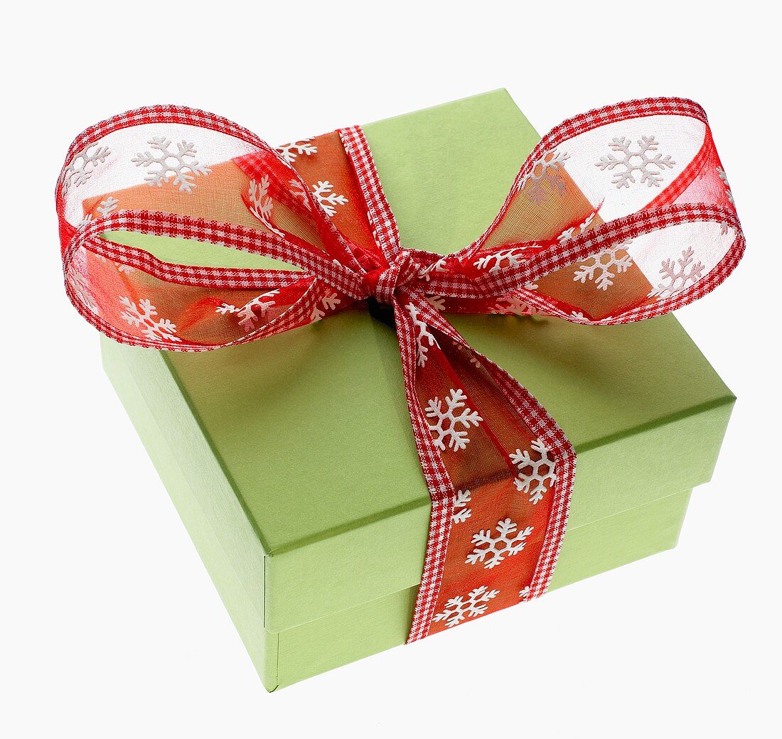 Geschenk-Karton mit roter Schleife zu Weihnachten