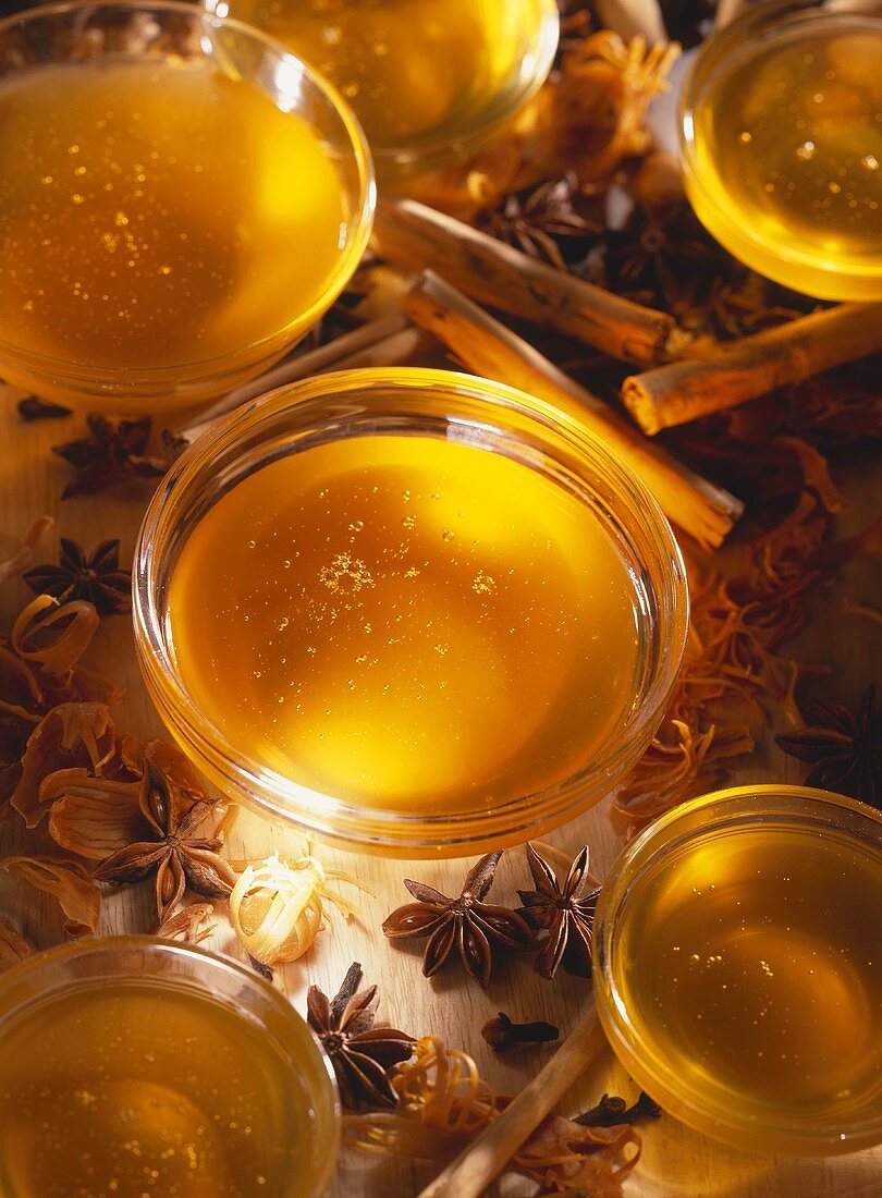 Honig in Glasschälchen mit Gewürzen