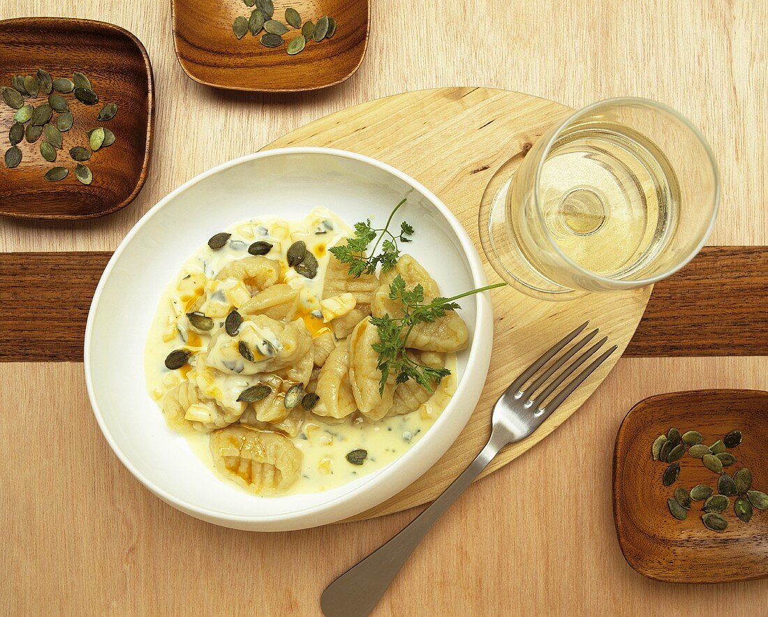 Gnocchi in Weissweinsauce mit Kürbiskernen