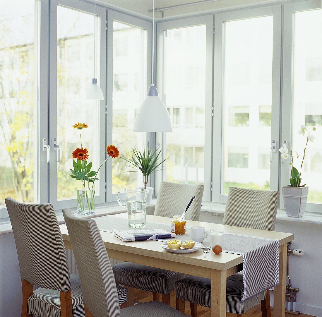 A breakfast place-setting