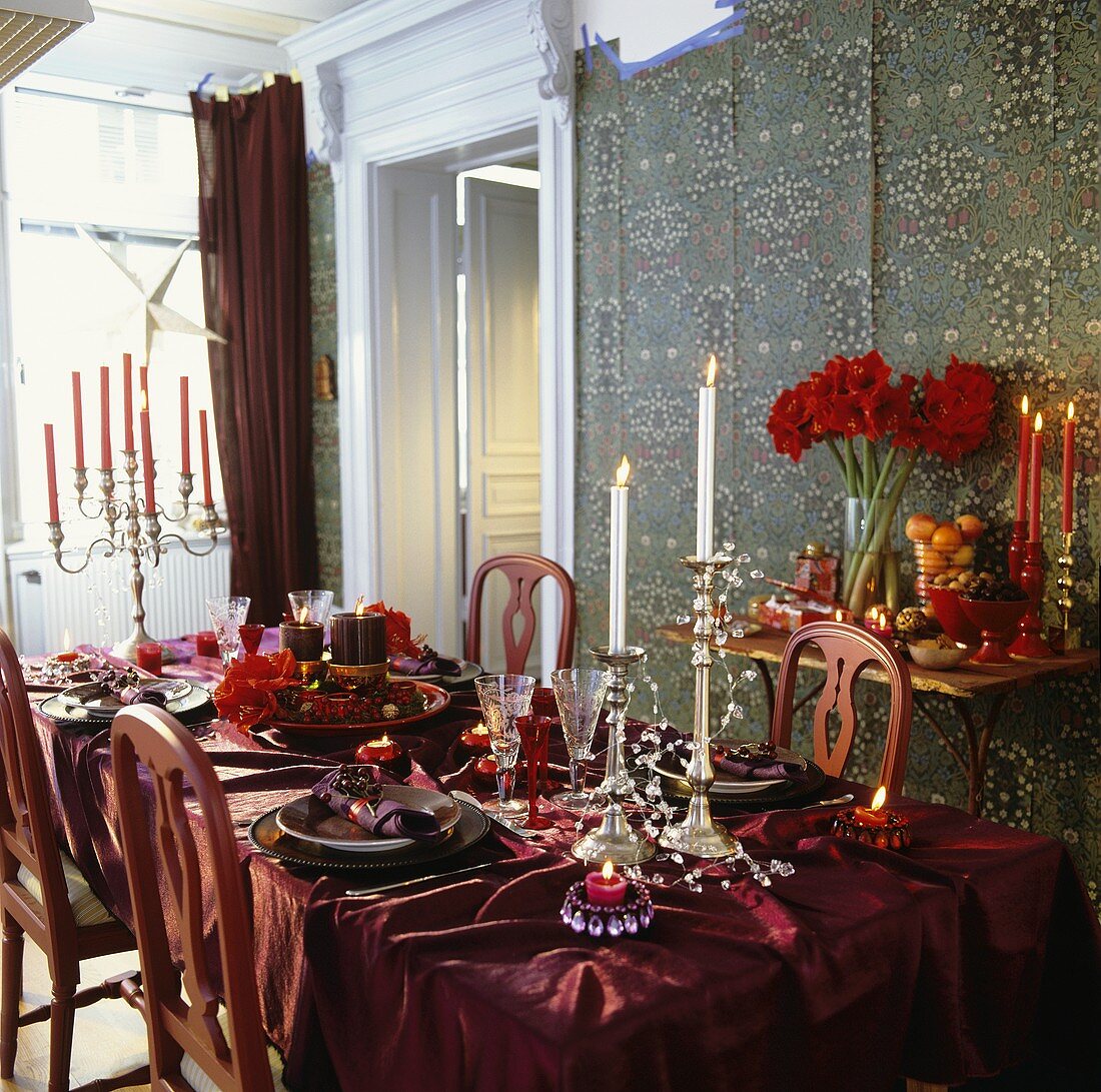 Festlich gedeckter Tisch mit Kerzen und Blumendeko