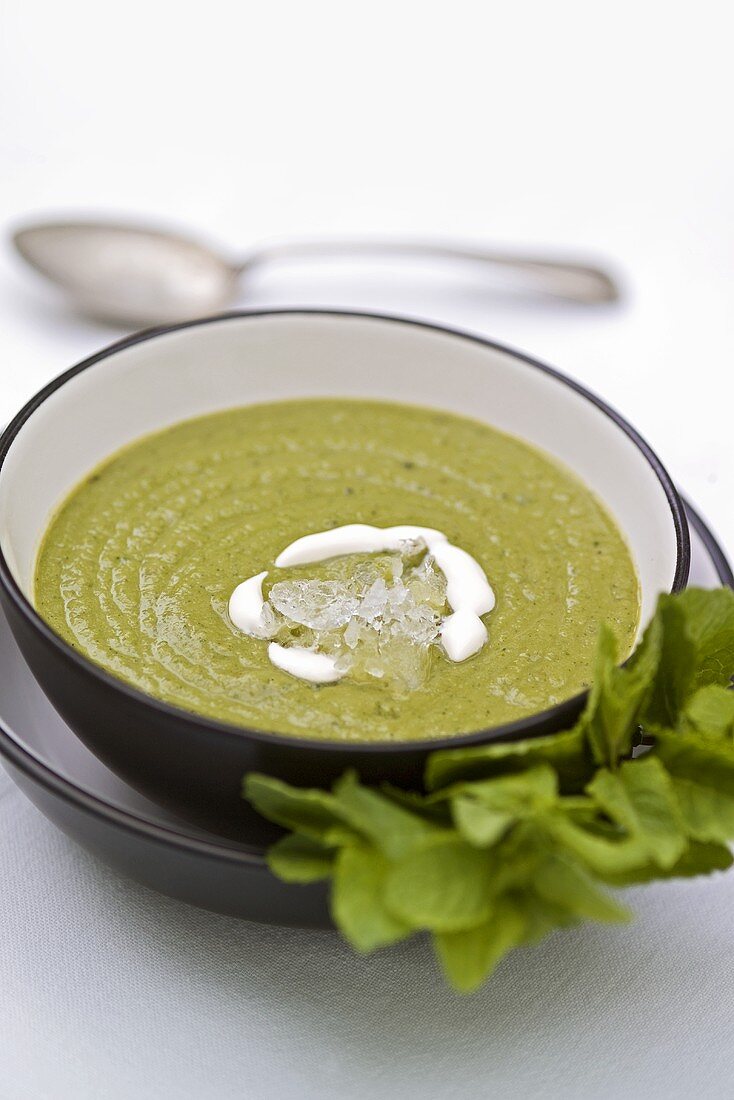 Cold pea soup with mint