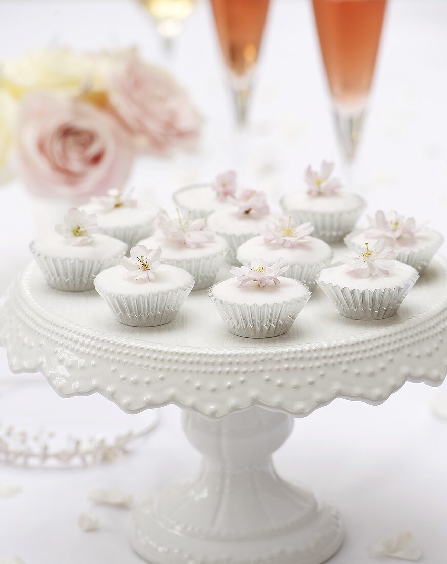 Mini-Cupcakes mit Rosenwasser auf einer Etagere