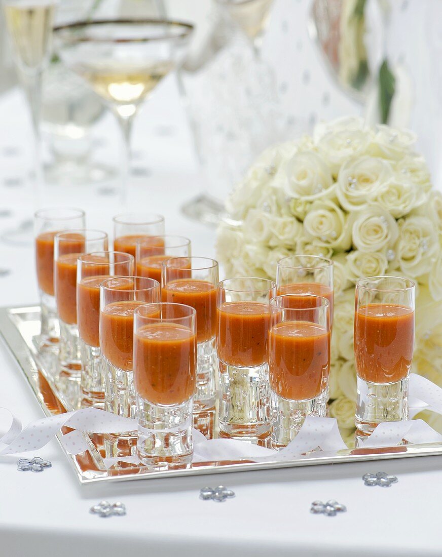 Gazpacho in Gläsern auf einem Tablett zu einer Hochzeit