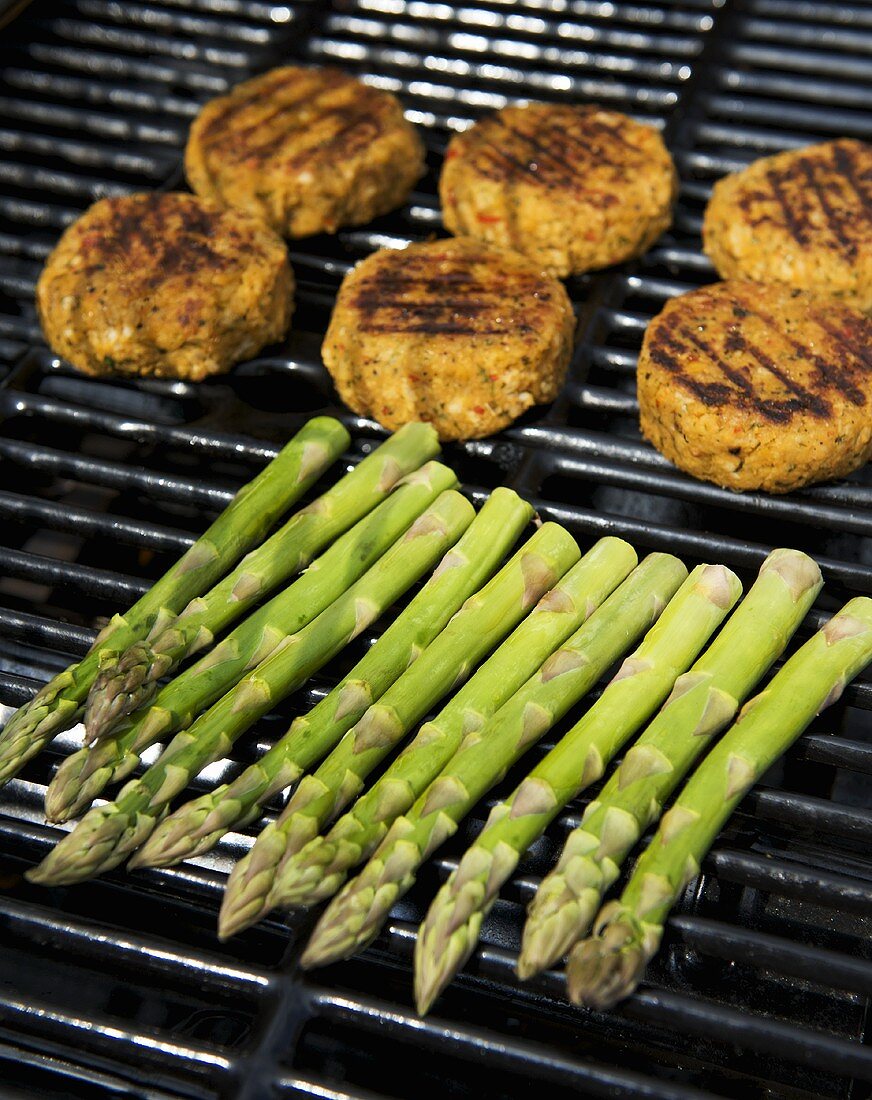 Kichererbsen-Bratlinge und grüner Spargel auf einem Grill