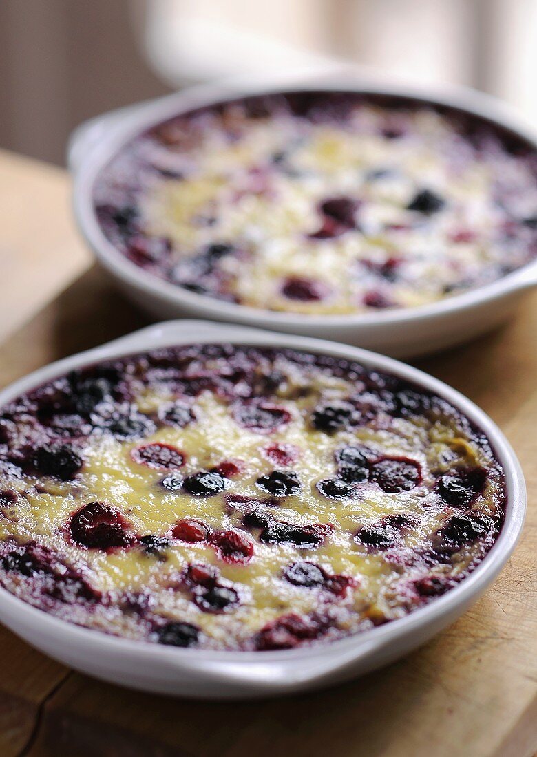 Berry gratin in two gratin dishes