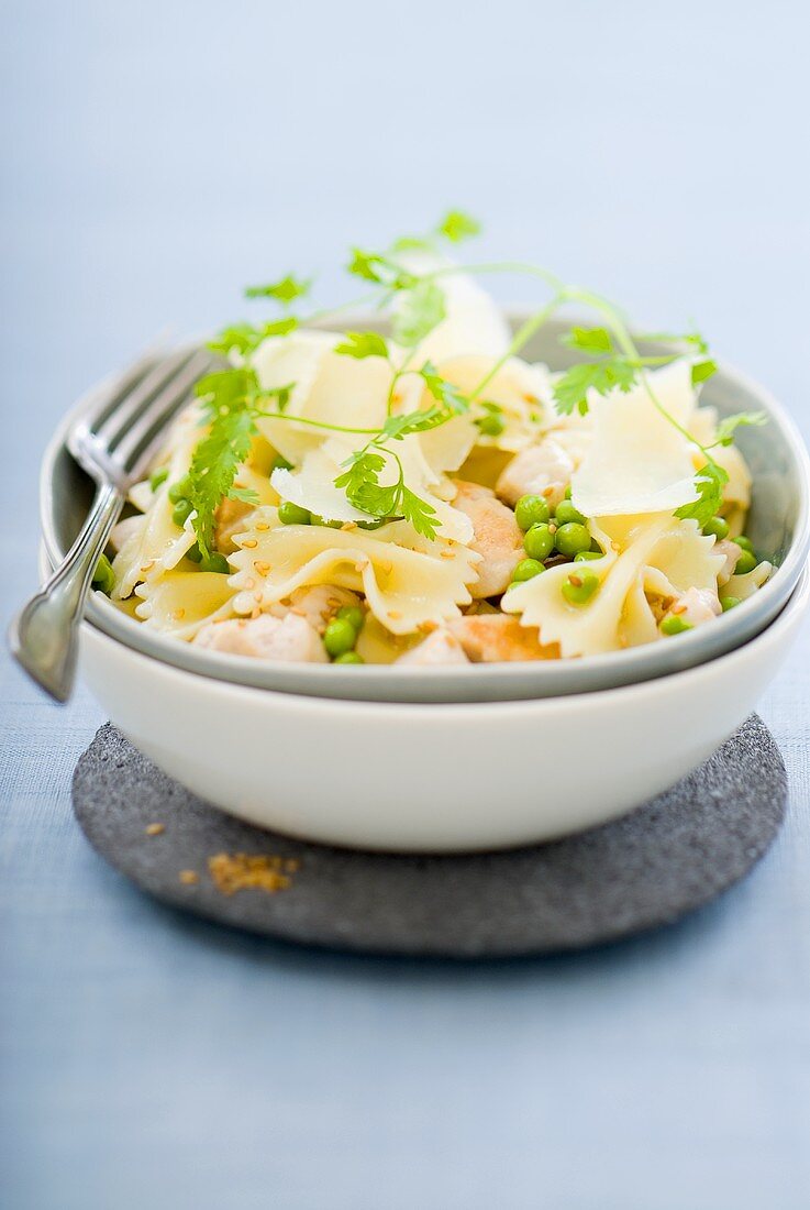 Nudelsalat mit Hähnchenbrust, Erbsen, Parmesan und Sesam