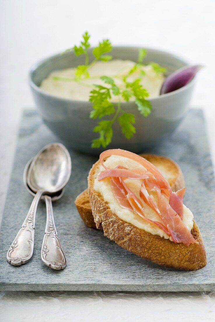 Toasted baguette, artichoke spread, smoked ham