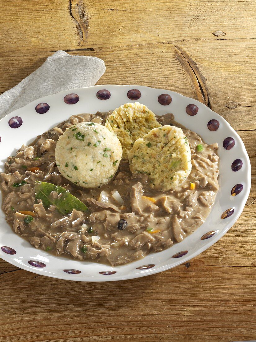 Beuschel (Kalbslungenragout) mit Semmelknödel