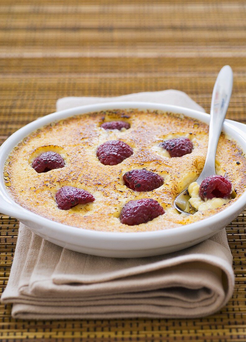 Katalanische Creme mit Himbeeren