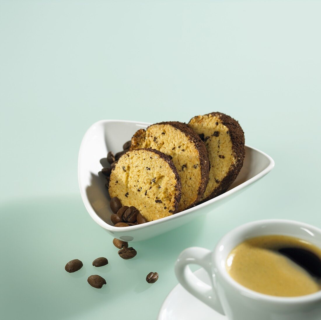 Mandel-Kekse mit Kaffeebohnen und einer Tasse Kaffee