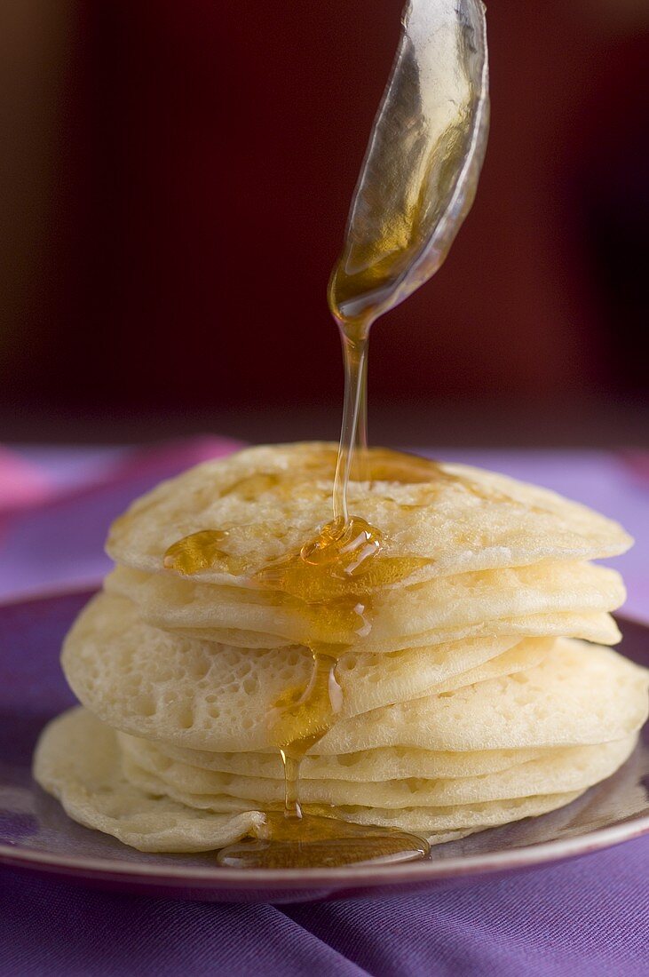 Beghrir mit Honig übergiessen (Pfannkuchen, Marokko)