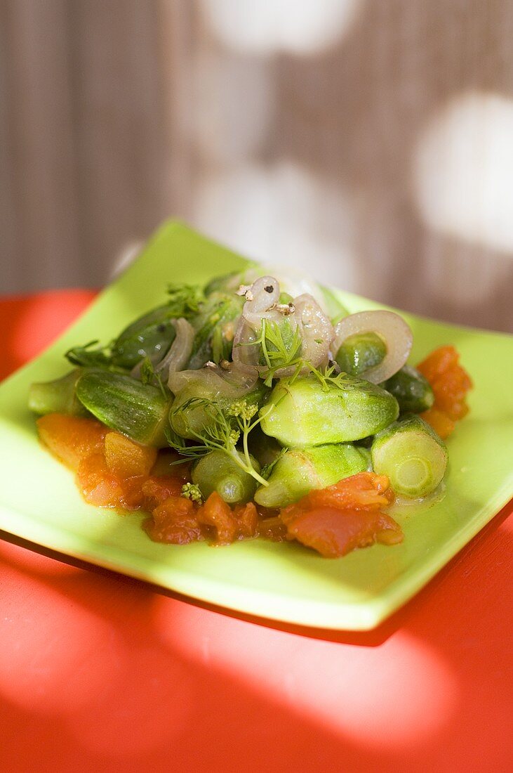 Geschmorte Okraschoten mit Tomaten und Zwiebeln