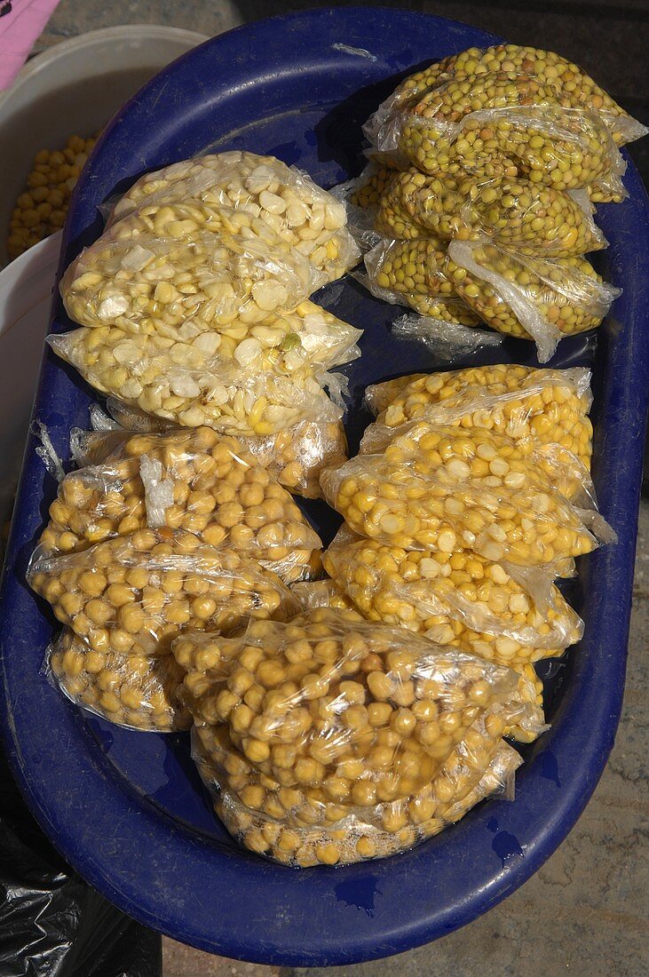 Hülsenfrüchte in Plastikbeuteln auf einem Markt in Essaouira