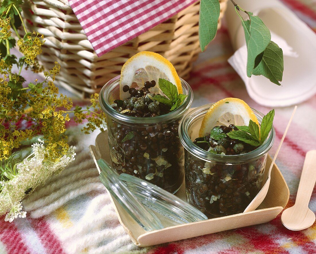 Linsensalat mit Kapern, Minze und Zitrone in zwei Gläsern