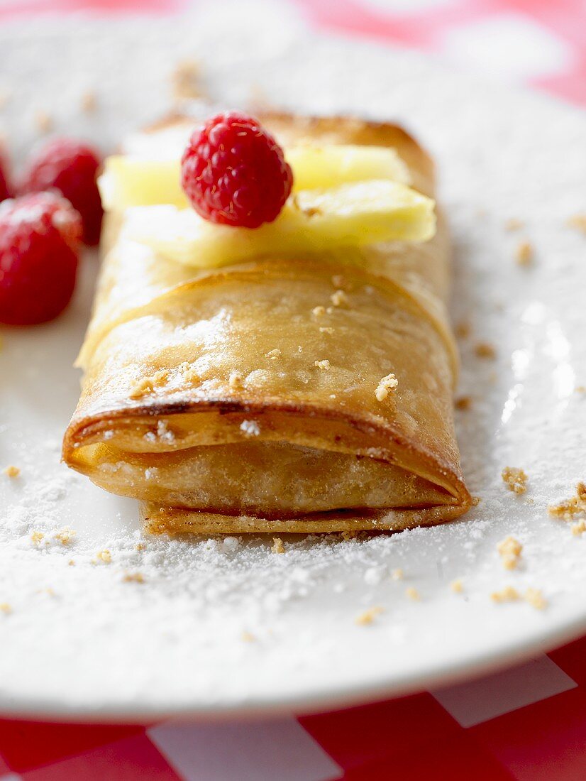 Ananas im Filoteig mit frischen Himbeeren