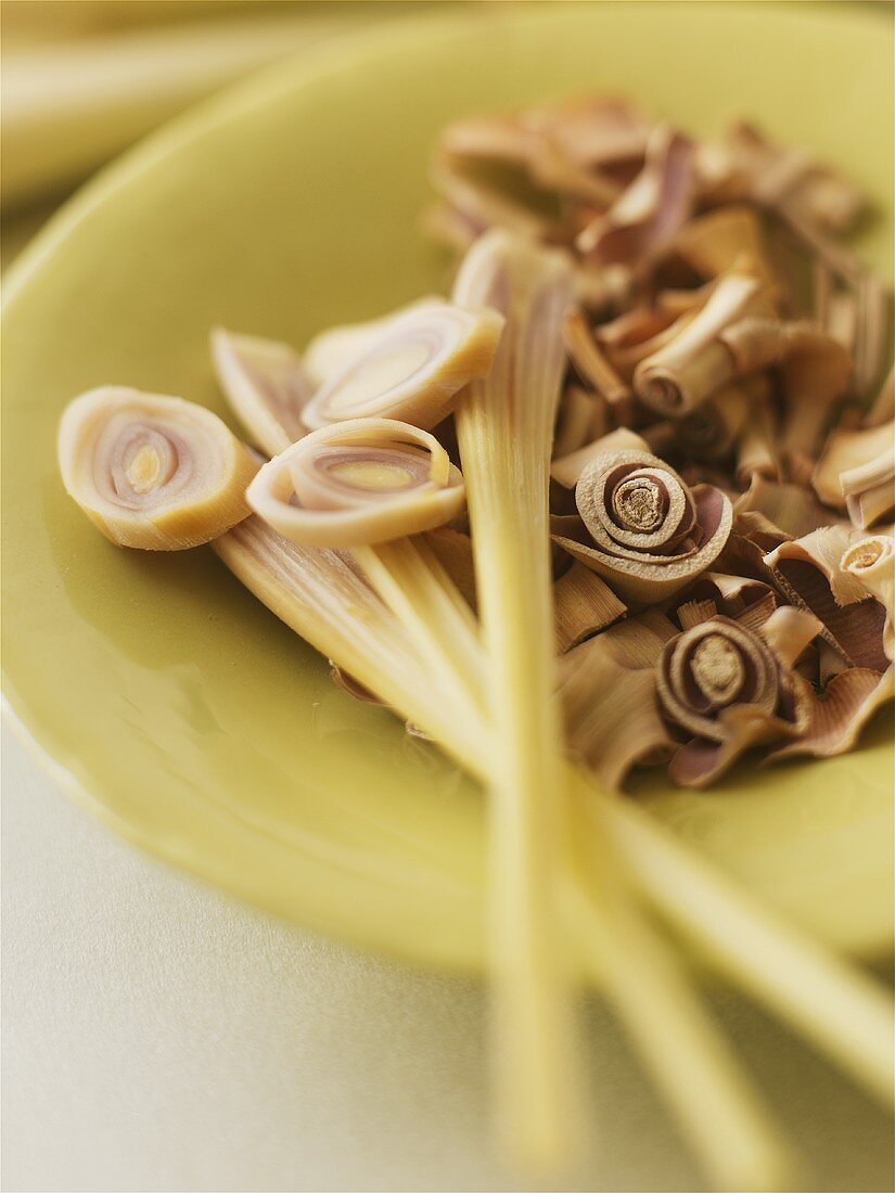 Fresh and dried, chopped lemon grass