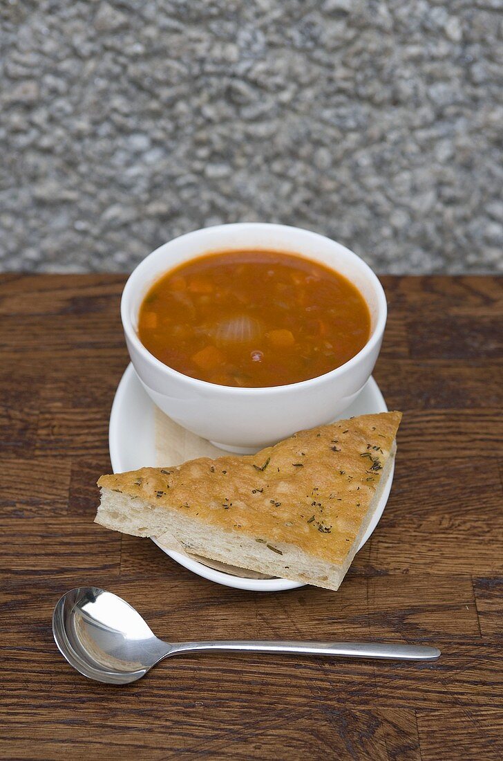 Scharfe Tomatensuppe mit Brot