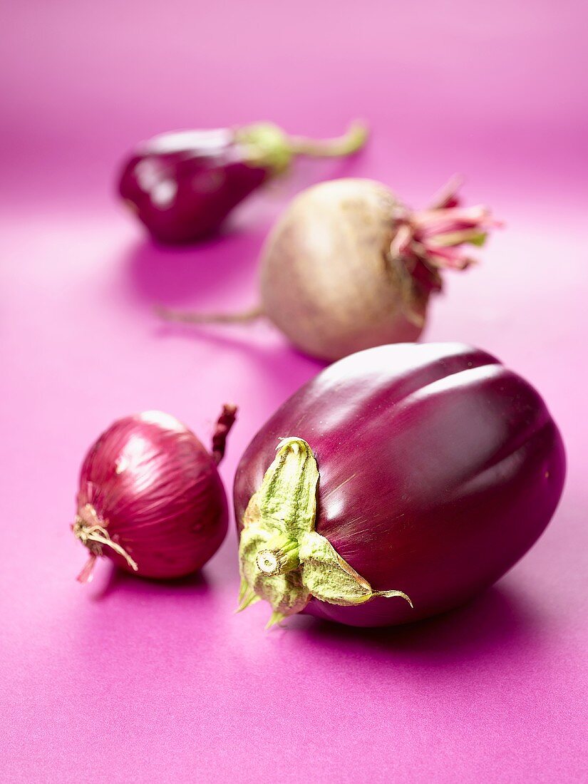Violettes Gemüse: Auberginen, Rote Bete und Zwiebel
