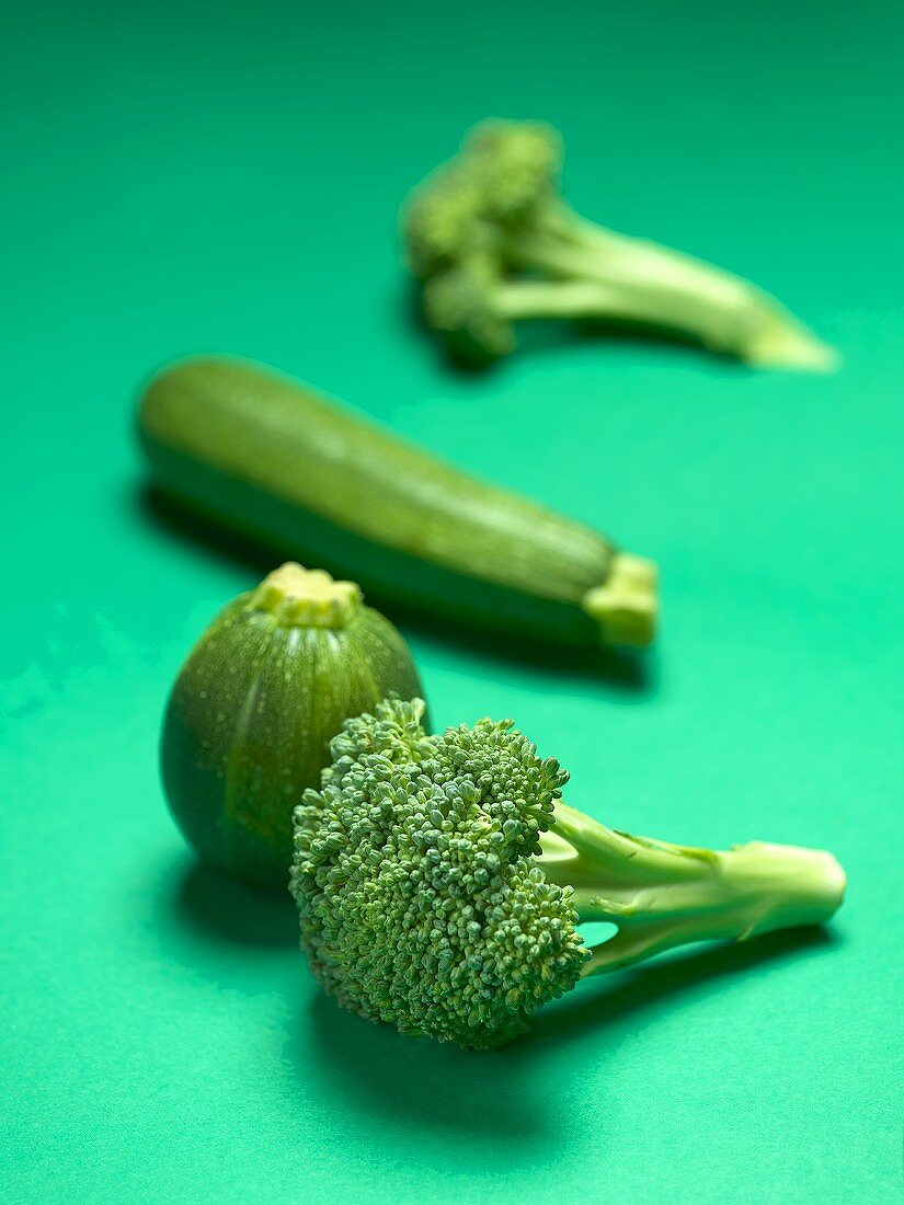 Grünes Gemüse: Brokkoli und Zucchini