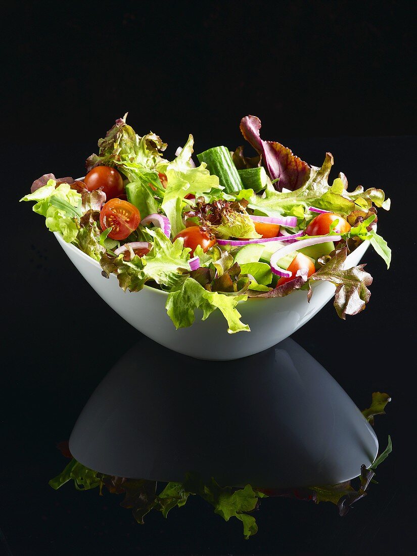 Gemischter Salat mit Gurken, Tomaten und Zwiebeln