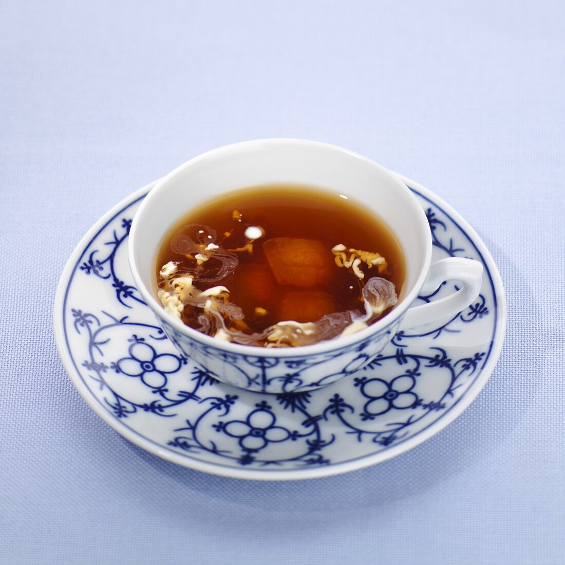Eine Tasse ostfriesischer Tee mit Sahne und Kandiszucker